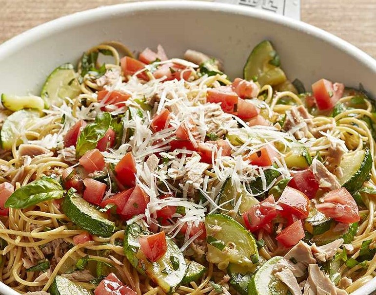 zucchini pasta with tuna and chile paste